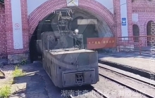 架線式電機車進(jìn)入信號燈顯示區(qū)應(yīng)怎么操作？