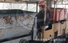 礦用防爆電機車行駛時突然搖晃是什么原因？