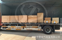 一批礦用湘潭電機車配件裝車發(fā)往海外