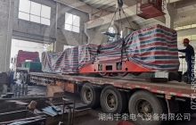 一批雙駕駛室8噸防爆蓄電池電機車裝車發(fā)貨