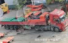 煤礦客戶定制的8噸雙駕駛室蓄電池電機車裝車發(fā)貨